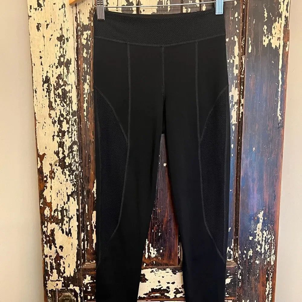 Ivy Park Black Sculptured Leggings women’s size Small.